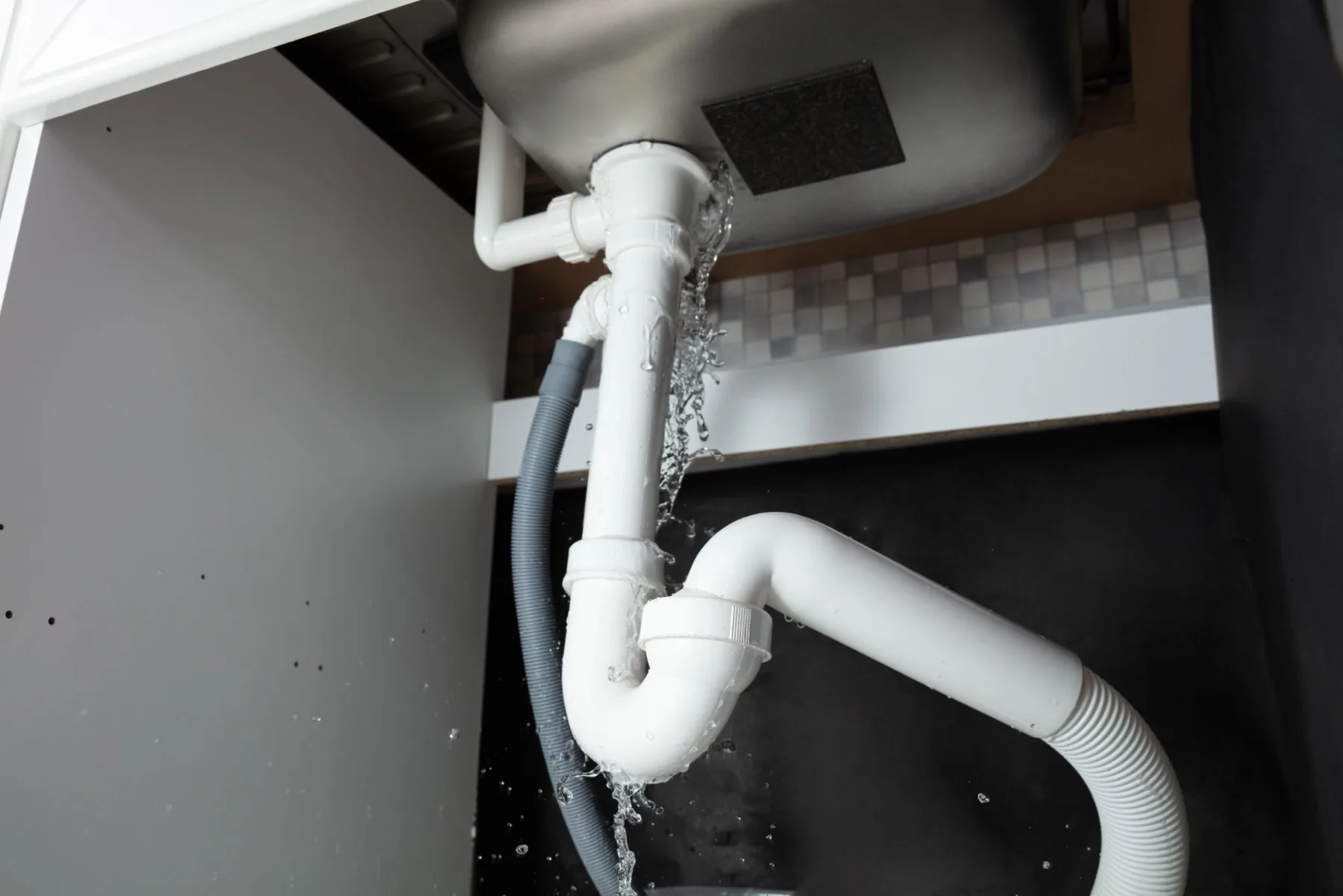 Fuite d'eau sur le siphon d'un évier