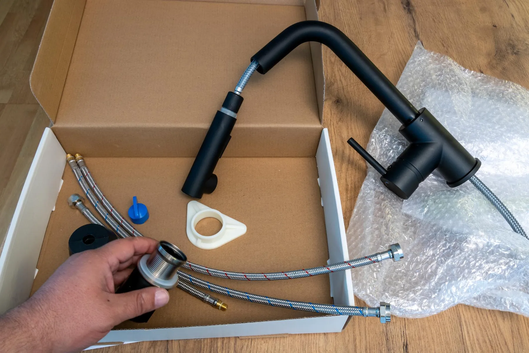 Mitigeur neuf déballé avec ses flexibles et raccords
