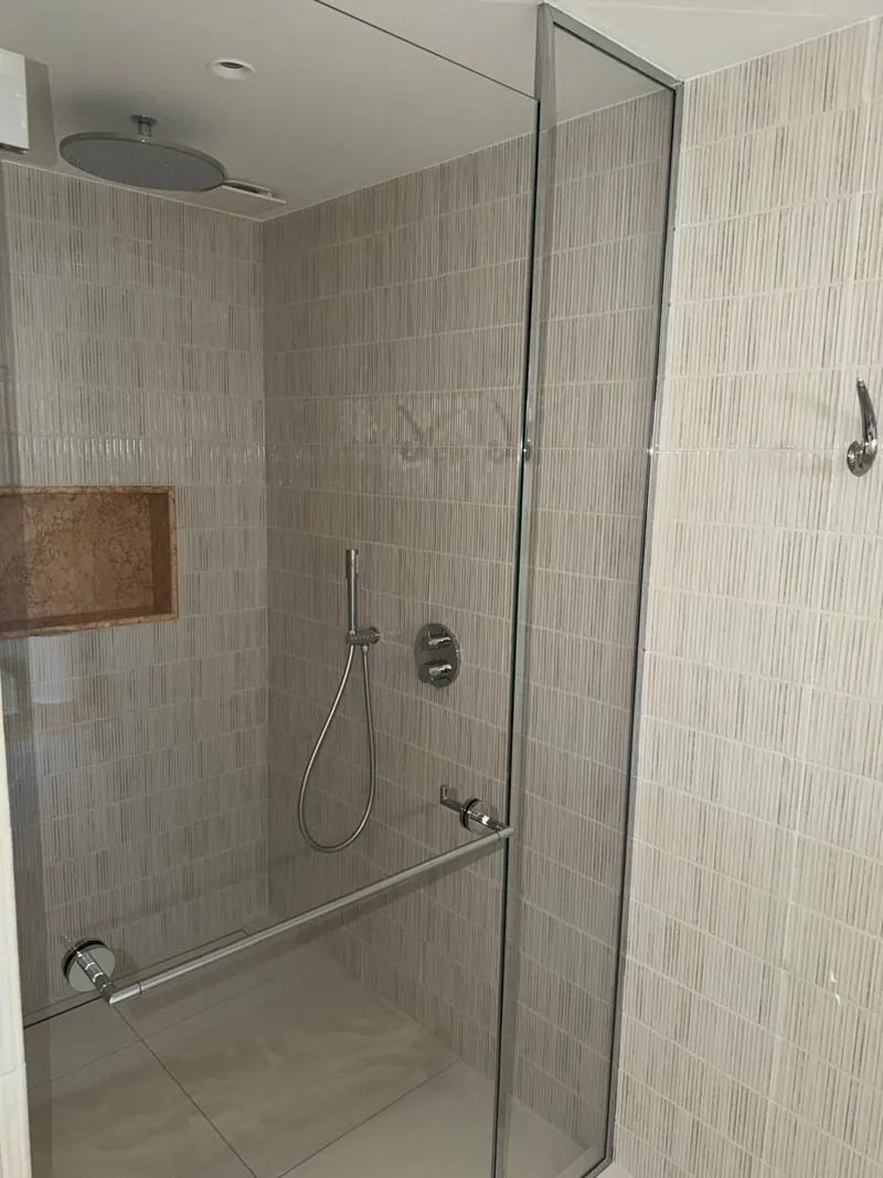 Douche à l'italienne à paroi vitrée