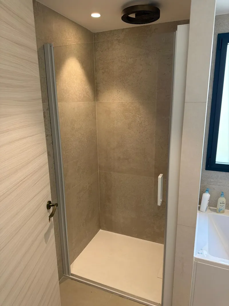 Douche avec porte pivotante