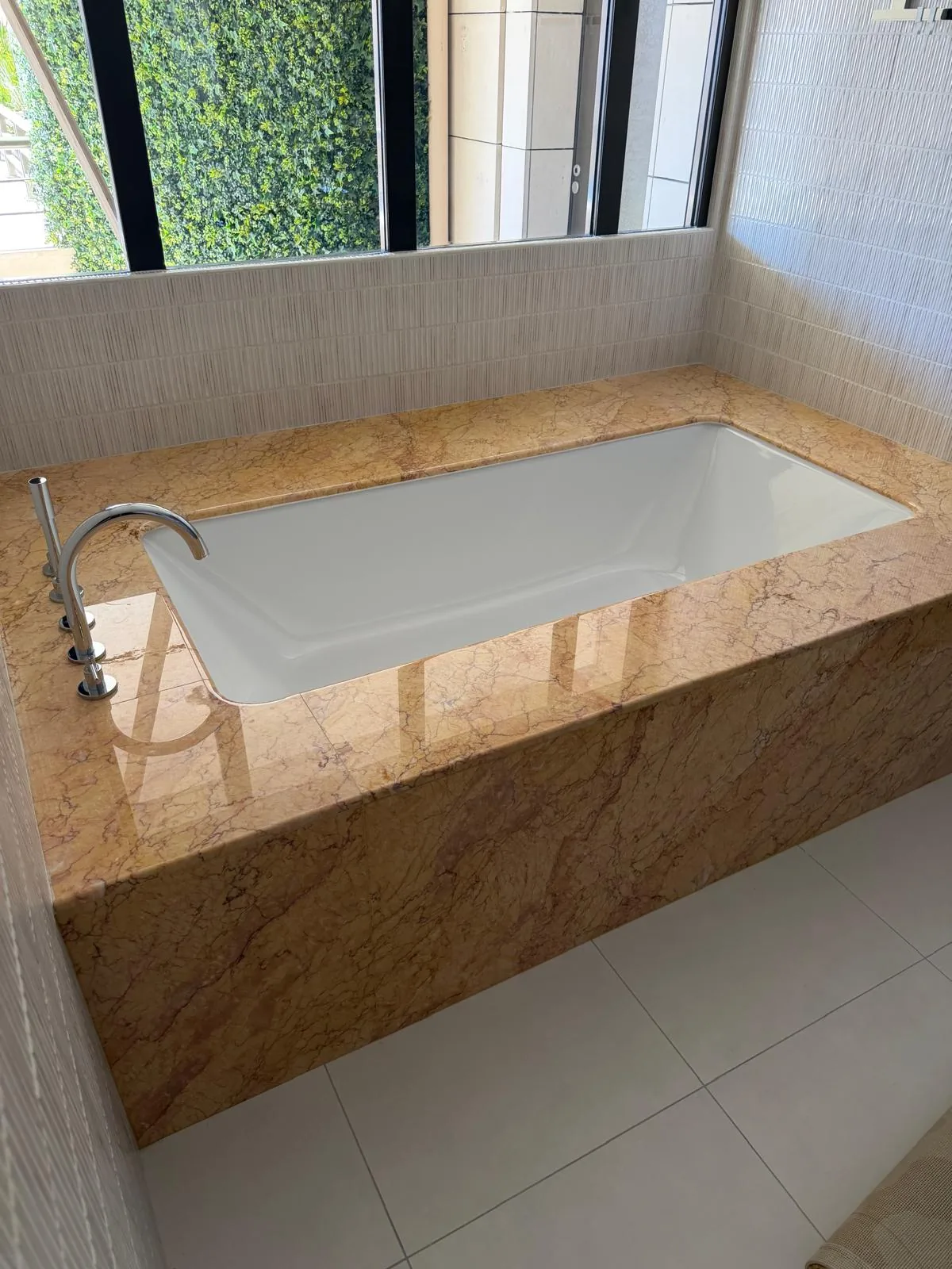 Baignoire encastrée habillée de marbre