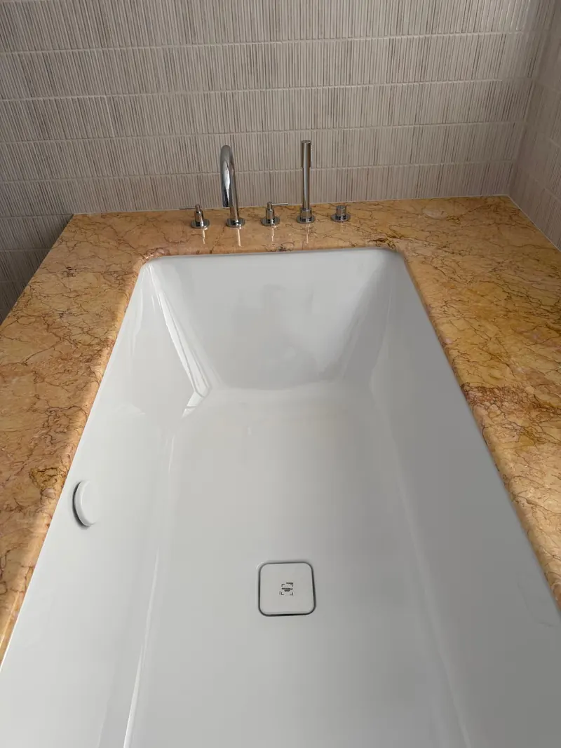 Baignoire encastrée et robinetterie sur gorge