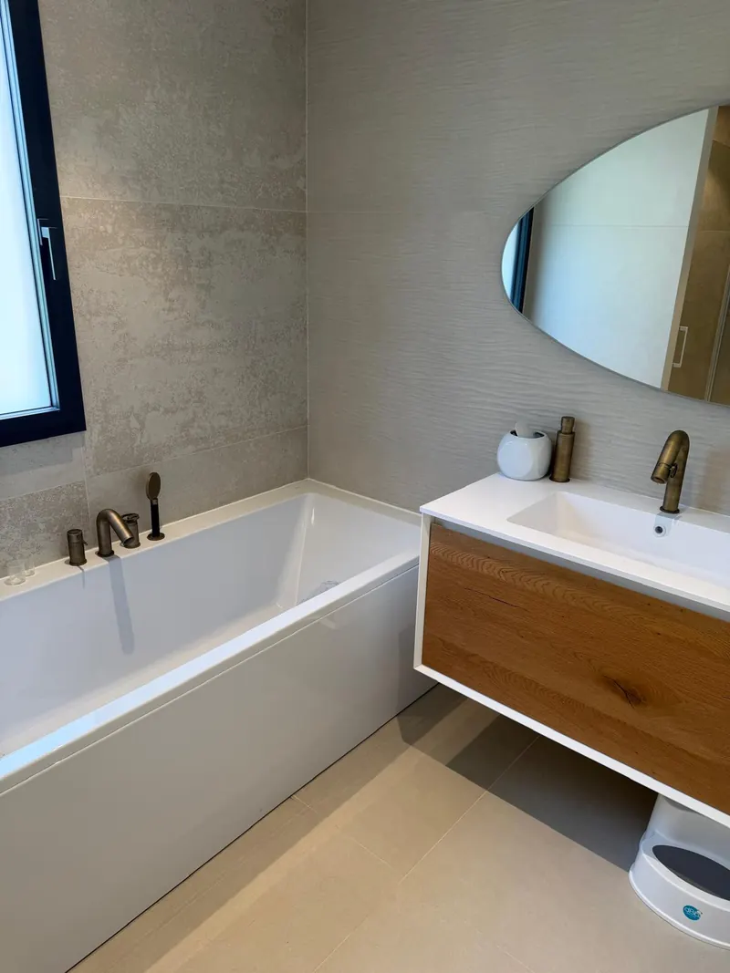 Baignoire et meuble vasque en bois
