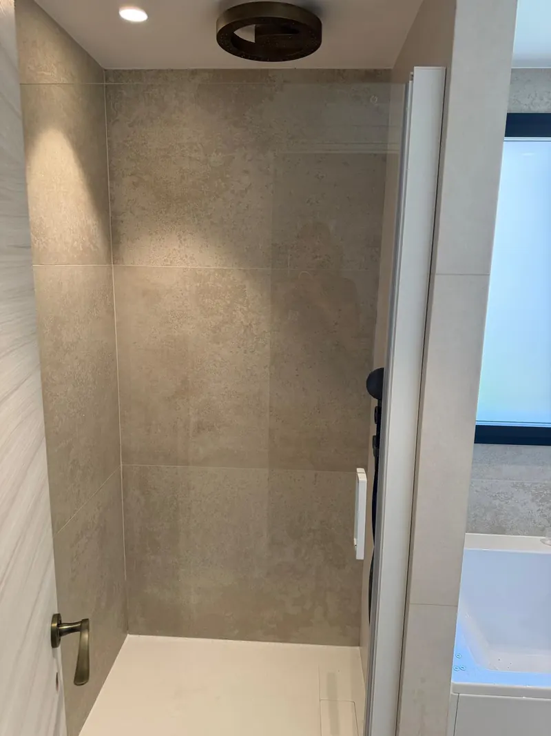 Cabine de douche carrelage grand format