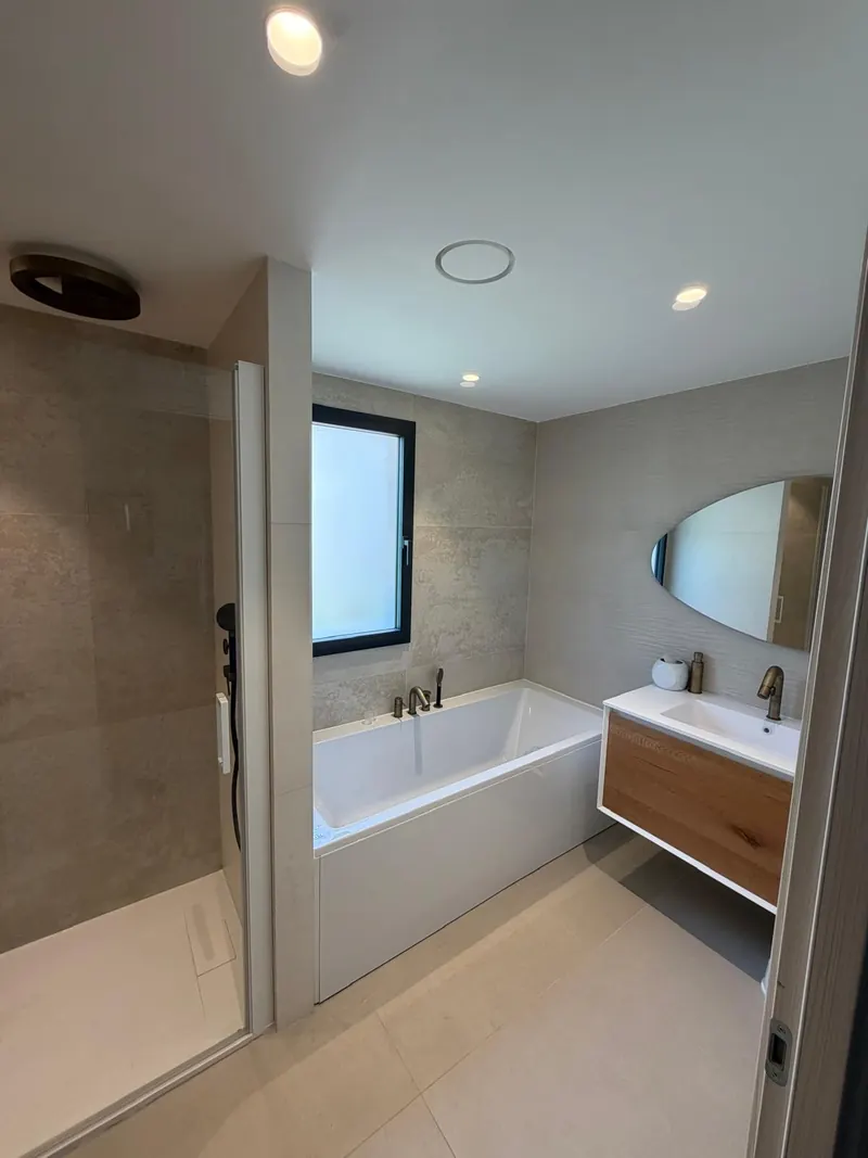 Salle de bain avec douche baignoire et meuble vasque