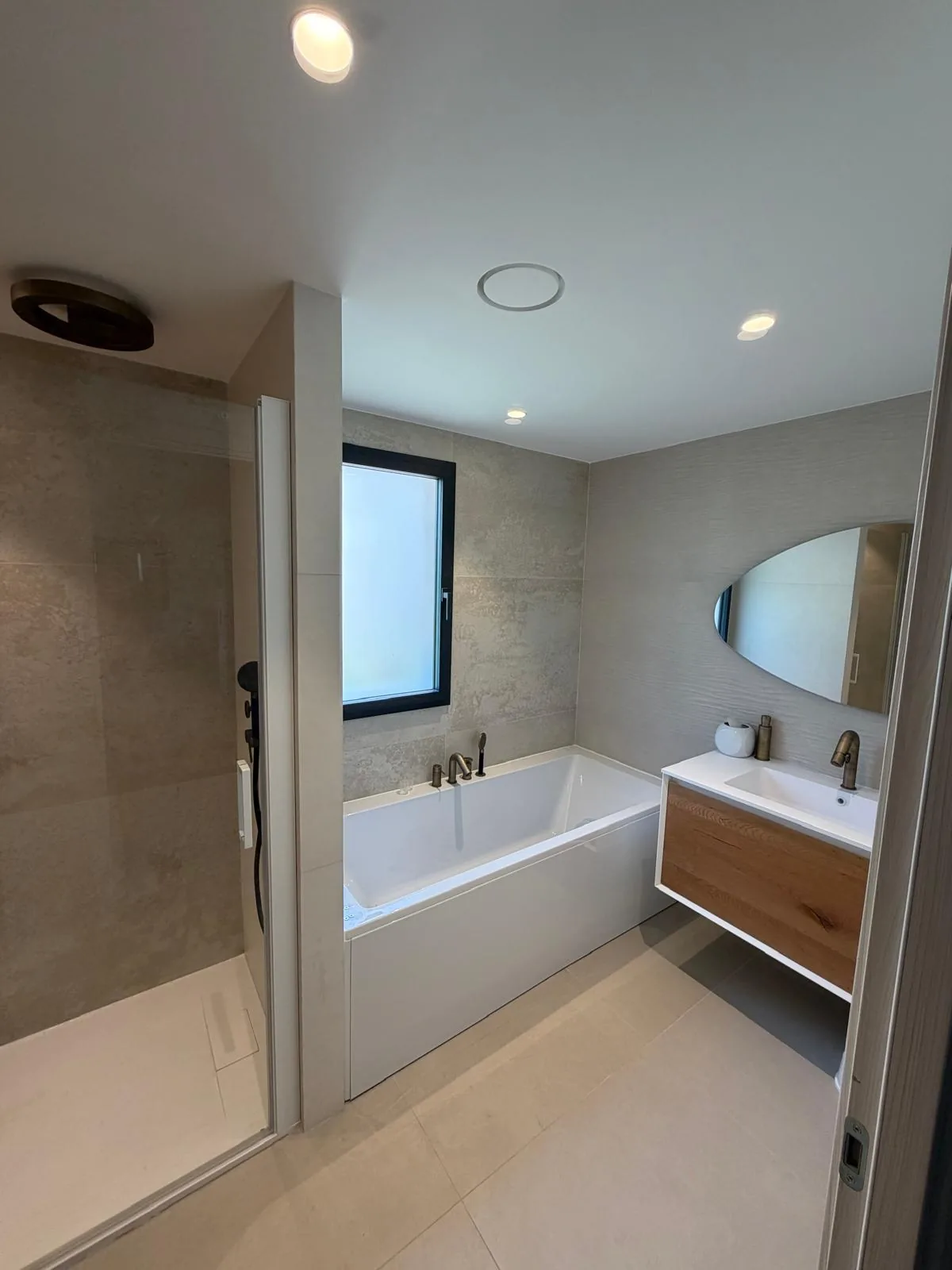 Salle de bain avec douche, baignoire et meuble vasque