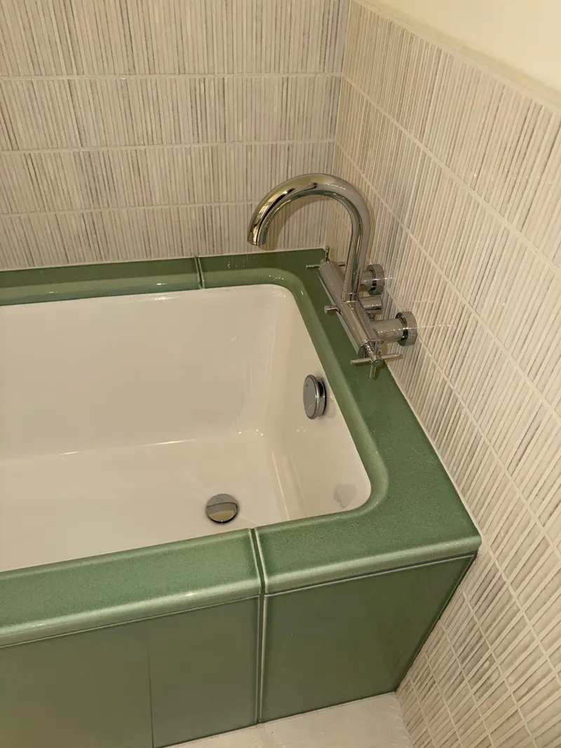 Baignoire habillée de carrelage vert