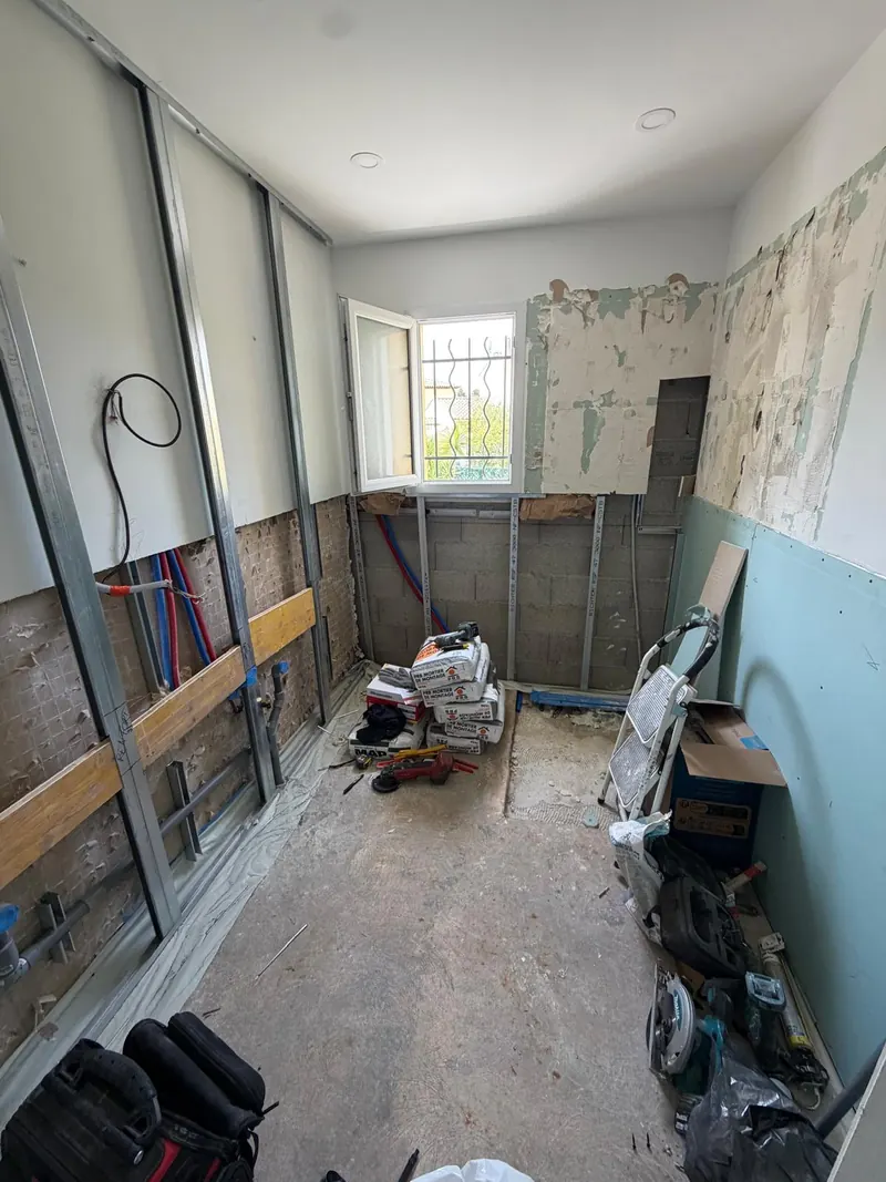 Salle de bain en cours de rénovation
