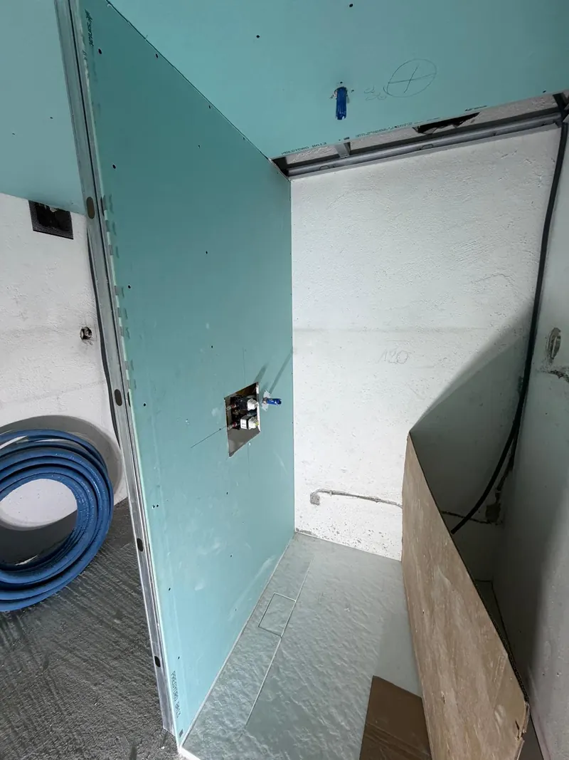 Préparation d'une douche à l'italienne