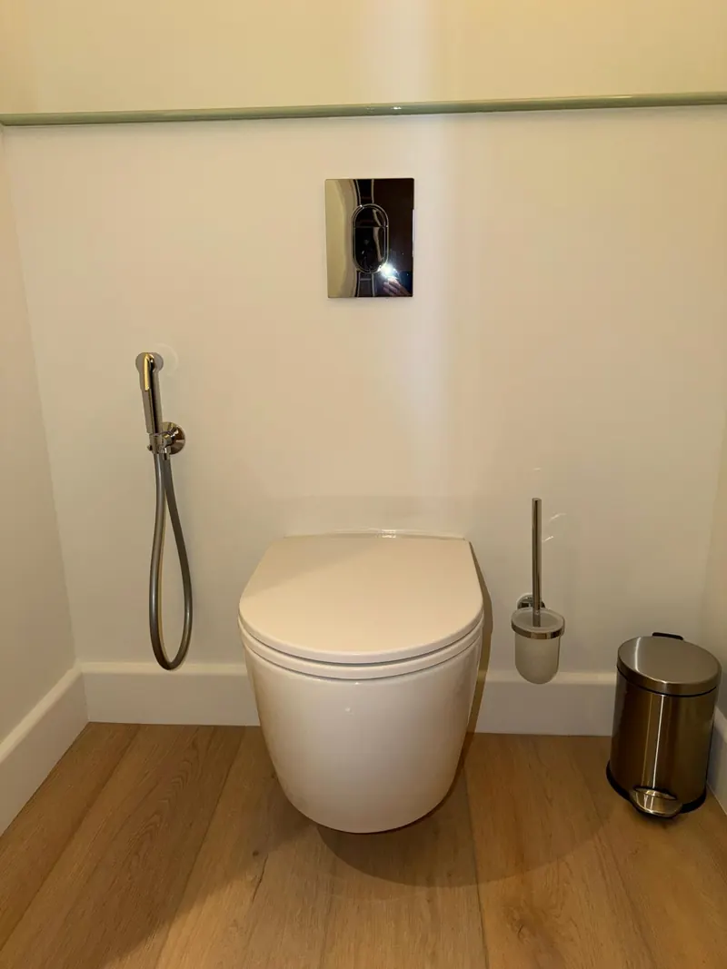 WC suspendu avec douchette hygiénique